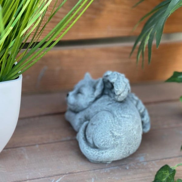 Steinfigur schlafende Katze mit Engelsflügeln als dekorative Gartenfigur aus witterungsbeständigem Material