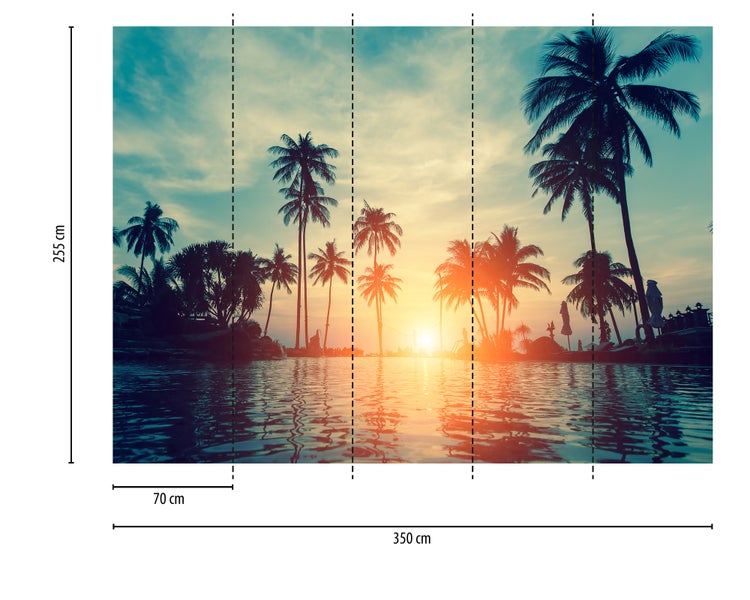 Vliestapete mit Palmen-Motiv bei Sonnenuntergang am Pool, Maße 350 mal 255 Zentimeter, unterteilt in fünf Bahnen à 70 Zentimeter.