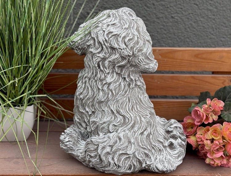 Gartenfigur Hund aus Steinguss, sitzend mit detailreicher Fellstruktur.