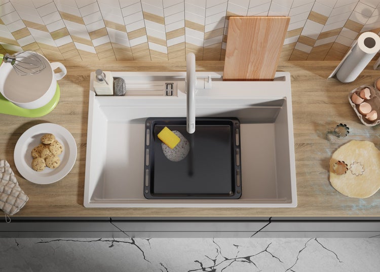 Spüle mit Backblech, Schwamm und Spülmittel in einer Küchenszene