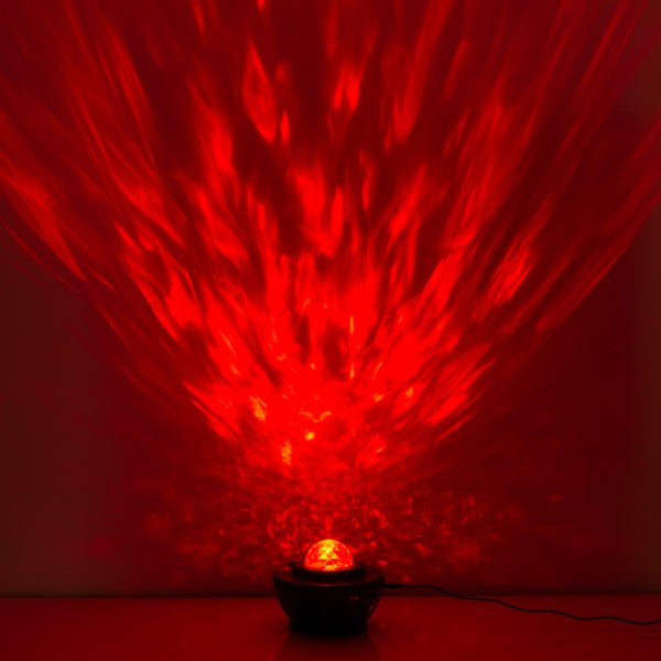 Dekorative LED-Lampe projiziert ein rotes Lichtmuster an die Wand