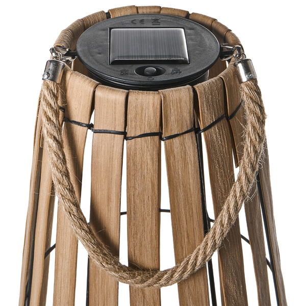 Solar-Gartenlaterne mit Holzlamellen, integriertem Solarpanel an der Oberseite und einem Seilgriff.