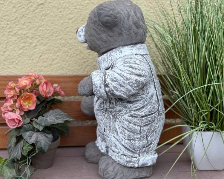 Steinfigur Bär mit Latzhose als Dekoration für den Garten