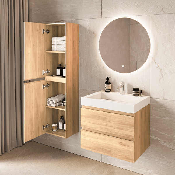 Modernes Badezimmer-Set mit holzfarbenem Waschtisch, rundem LED-Spiegel und einem Hochschrank mit offenen Türen an einer hellen Fliesenwand.