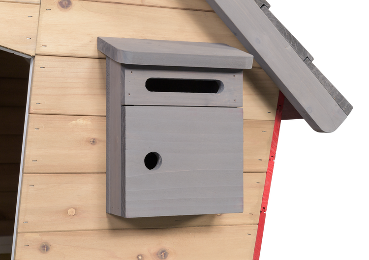 Grauer Holzbrieffkasten am Holzhaus