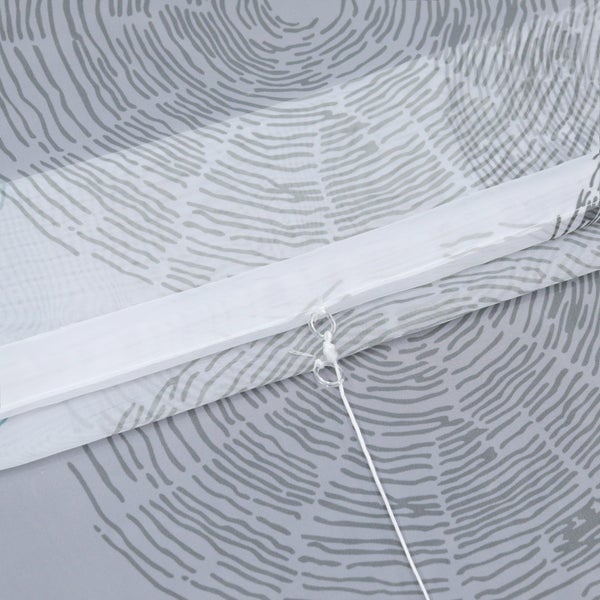 Detailansicht eines Rollos mit grafischem Muster und Zugschnur