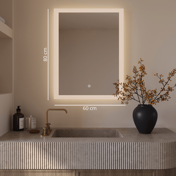 Rechteckiger LED Badezimmerspiegel mit Hintergrundbeleuchtung, 60 mal 80 Zentimeter, montiert über einem Waschtisch mit Steinwaschbecken.