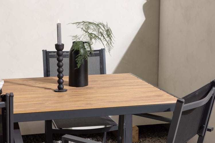 Gartentisch mit Dekoration und Stühlen