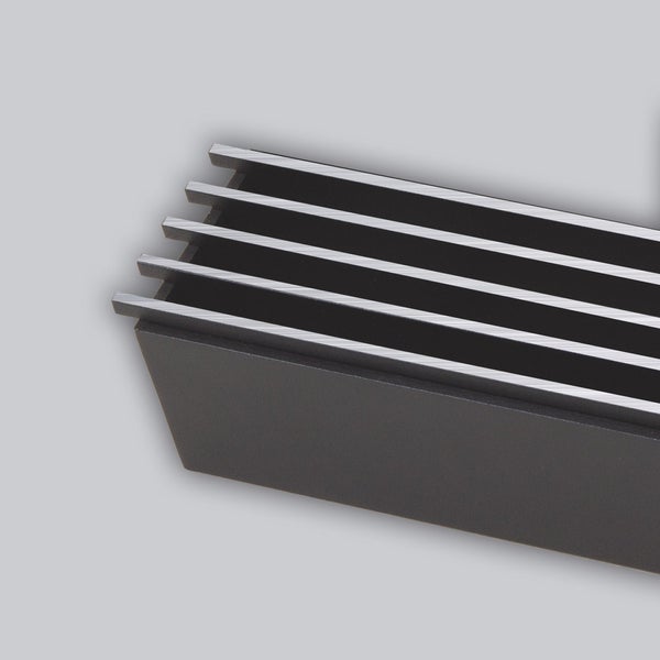 Detailansicht eines rechteckigen Wandstrahlers aus Metall mit Kühlrippenstruktur.