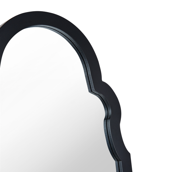 Detailansicht eines Spiegels mit verziertem Rahmen