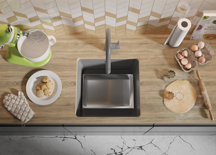 Küchenszene mit Spüle, Armatur, Rührgerät, Plätzchen, Backzutaten und Kochbuch