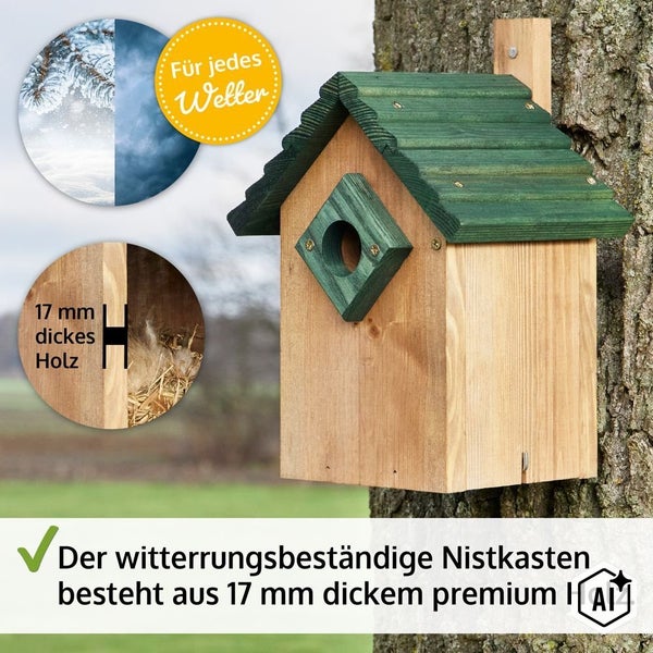 Witterungsbeständiger Nistkasten aus 17 Millimeter dickem Holz mit einem spitz zulaufenden Dach montiert an einem Baumstamm.