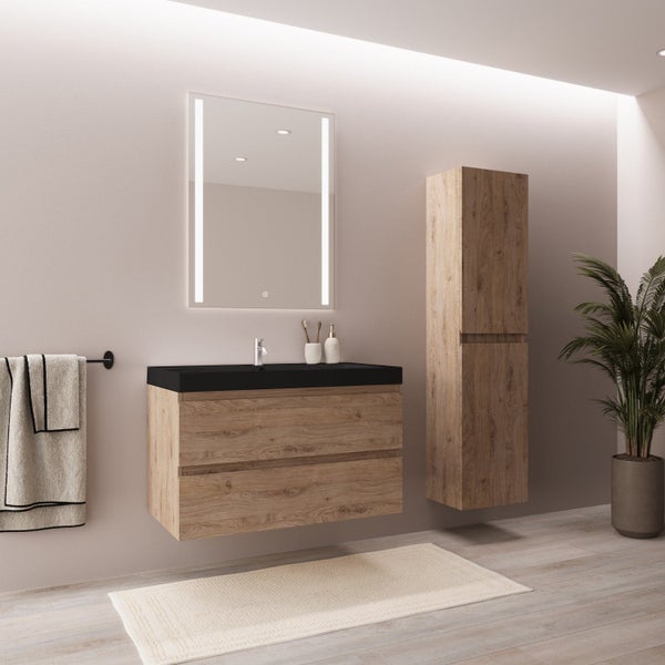 Modernes Badezimmerset mit hängendem Waschtisch in Eichenoptik, schwarzem Waschbecken, passendem Hochschrank und Spiegel mit LED-Beleuchtung.