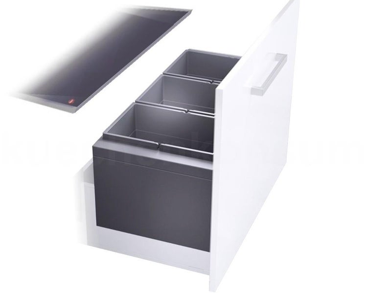 Einbau-Abfalltrennsystem mit drei grauen Kunststoffeimern in einer weißen Küchenschublade mit Metallgriff.