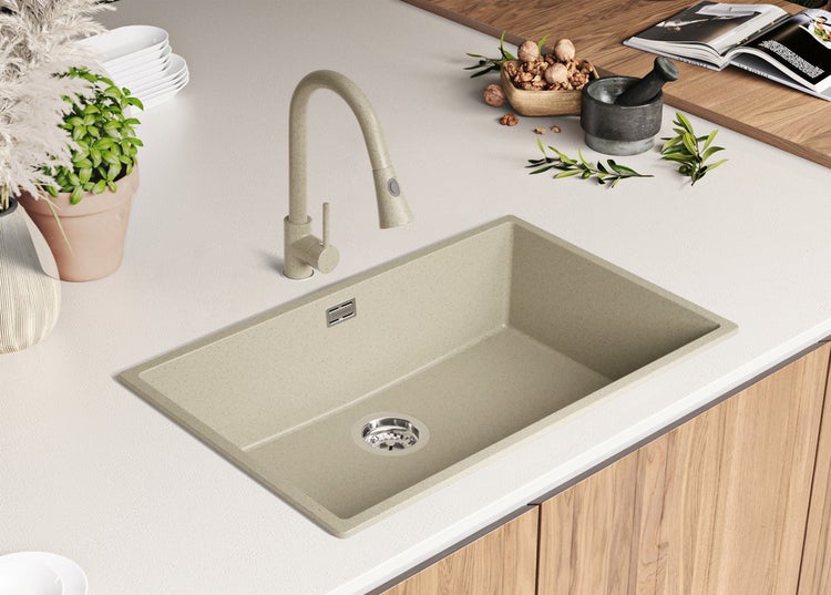 Spüle mit Armatur auf einer Arbeitsplatte