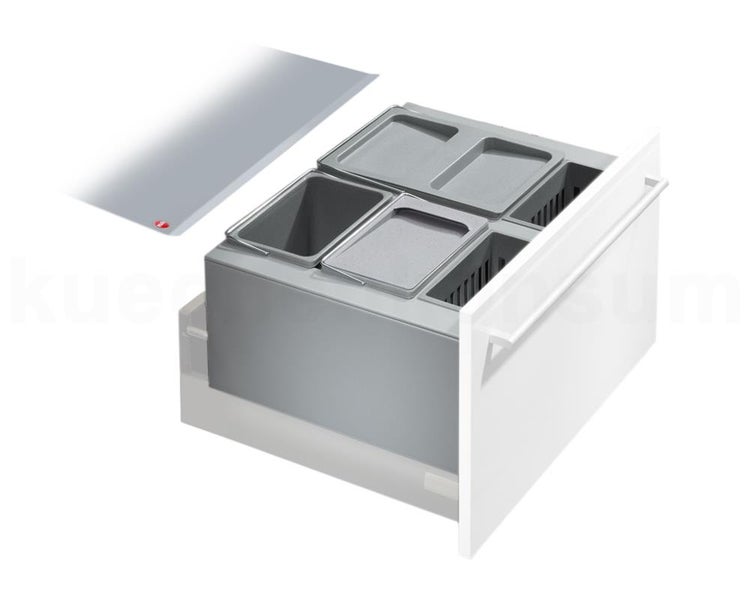 Ausziehbares Mülltrennsystem für die Küche mit grauen Kunststoffbehältern und einer Abdeckplatte.