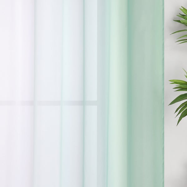Gardine aus Voile-Stoff vor einem Fenster