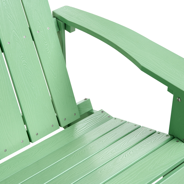 Detailansicht eines grünen Adirondack-Stuhls mit Armlehne