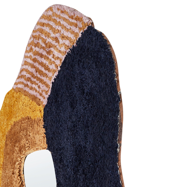 Detailansicht einer Badematte mit verschiedenen Texturen