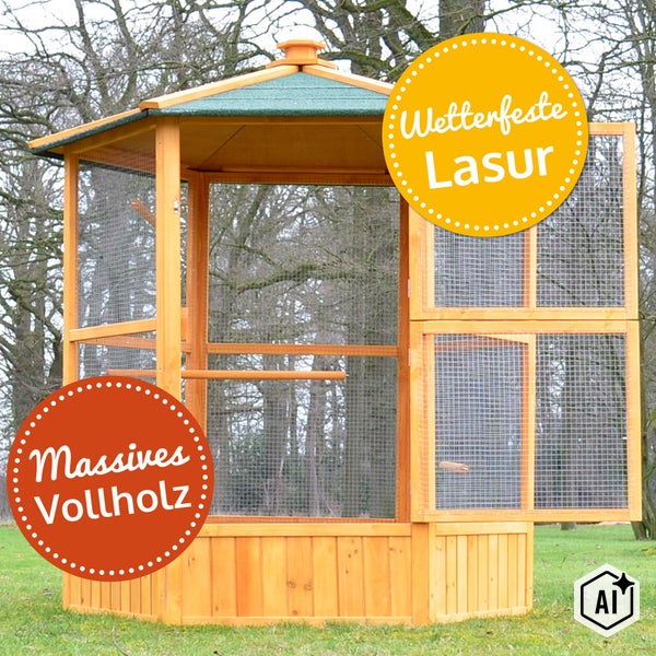Sechseckige Voliere aus massivem Vollholz mit wetterfester Lasur und Drahtgitter im Garten.