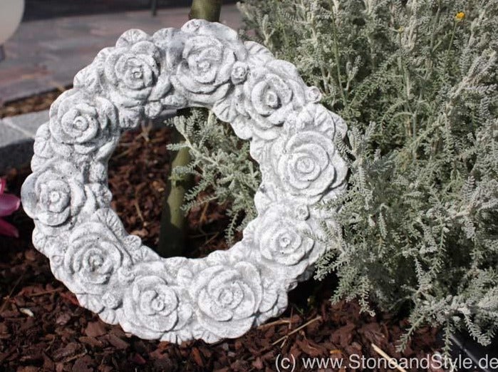 Runder Gartenkranz aus Steinguss mit Rosenmotiv zur Dekoration im Außenbereich