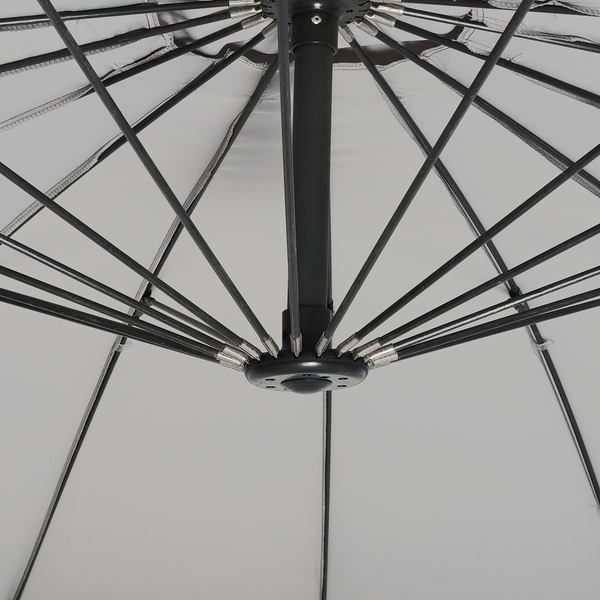 Innenansicht eines Sonnenschirms mit schwarzem Mast und stabilen Metallstreben unter dem hellen Schirmstoff.