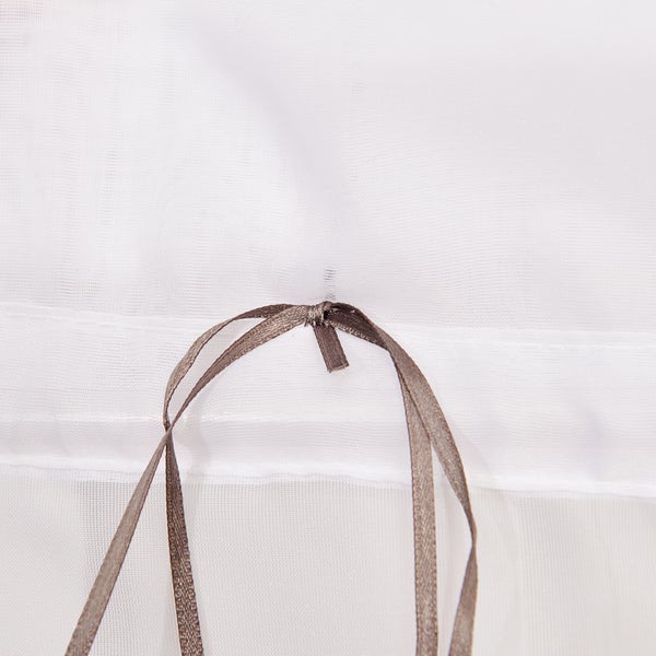 Detailansicht einer Gardine mit dekorativem Band