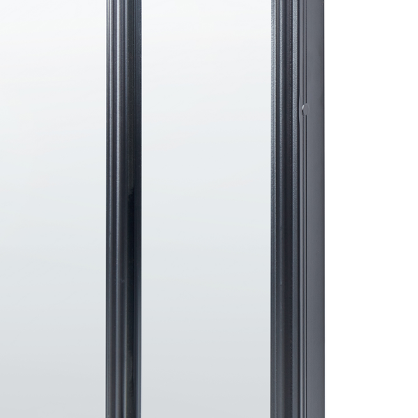 Detailansicht einer schwarzen Trennwand