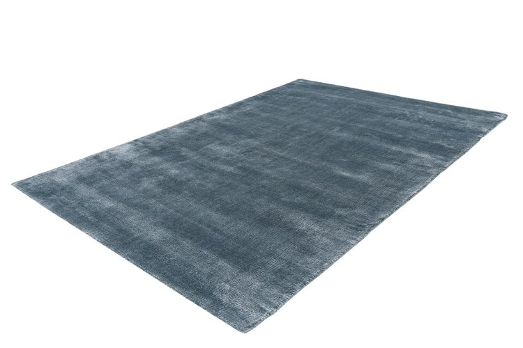 Rechteckiger, blauer Kurzflor-Teppich mit melierter Optik und leichtem Glanz.