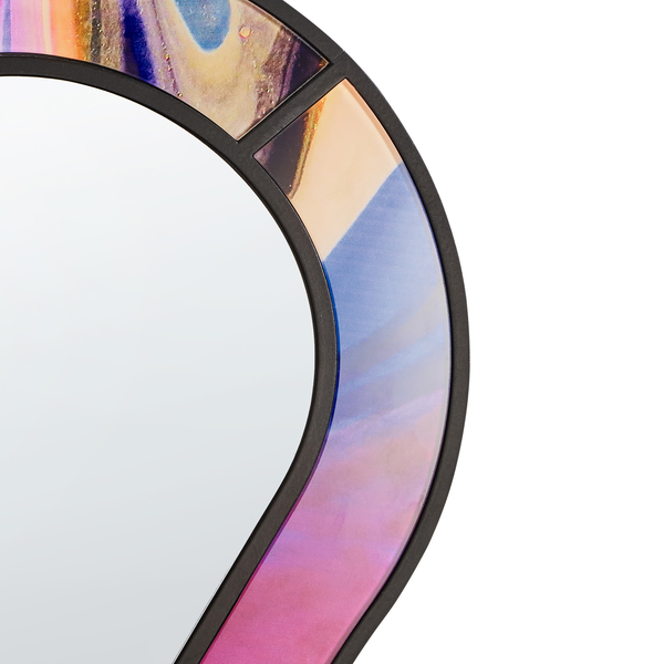 Detailansicht eines Spiegels mit dekorativem Rahmen