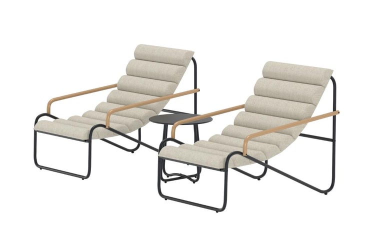 Zwei Gartenliegen mit beigefarbenen Polstern, schwarzem Metallgestell, Holzarmlehnen und einem kleinen runden Beistelltisch.