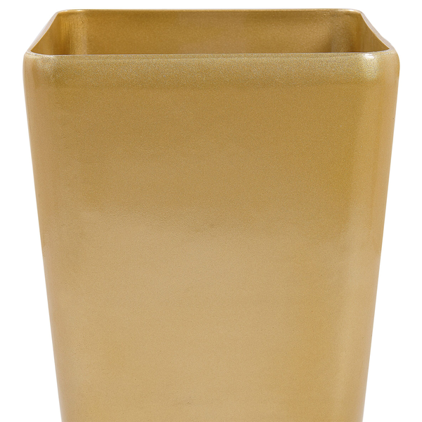 Quadratischer Übertopf in Gold mit glatter Oberfläche.