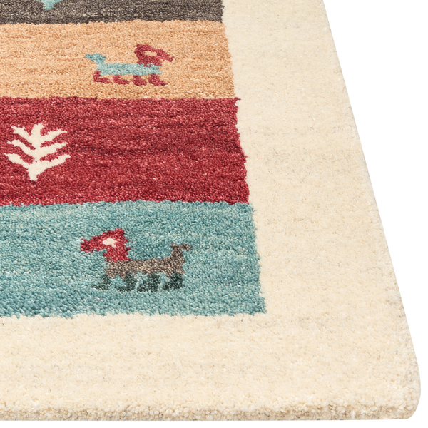 Nahaufnahme eines Hochflor-Teppichs mit cremefarbenem Rand und bunten Streifen mit stilisierten Tier- und Pflanzenmotiven.