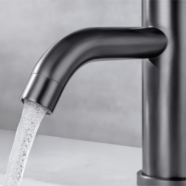 Moderne Armatur aus Metall mit fließendem Wasserstrahl aus dem Auslauf