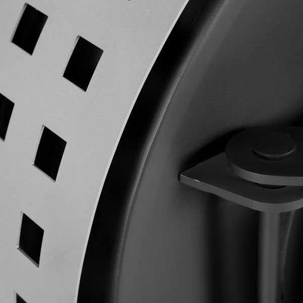 Detailansicht eines Ofens mit quadratischen Aussparungen