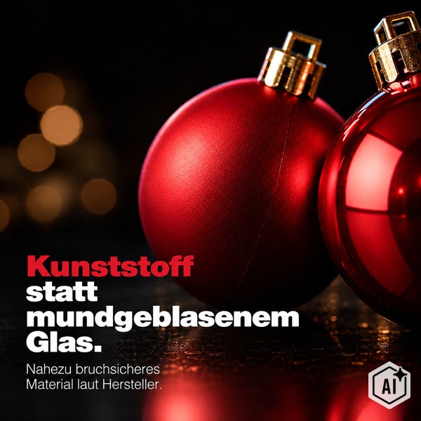 Zwei bruchsichere Weihnachtskugeln aus Kunststoff mit Aufhängung vor einem unscharfen Hintergrund.