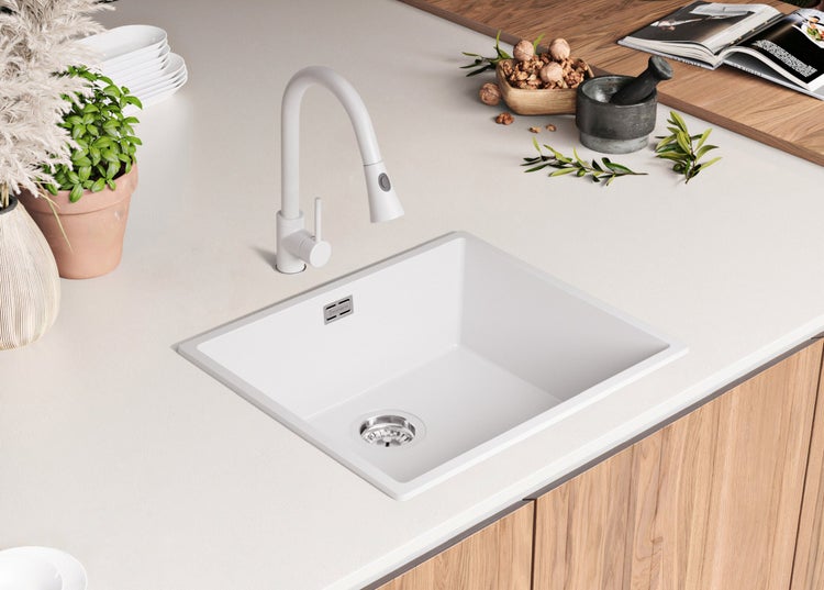 Spüle mit Wasserhahn in einer hellen Küchenumgebung