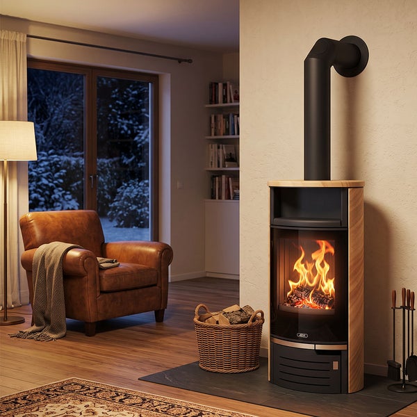 Moderner Kaminofen mit Holzverkleidung und loderndem Feuer in einem gemütlichen Wohnraum mit Ledersessel vor winterlichem Fenster.