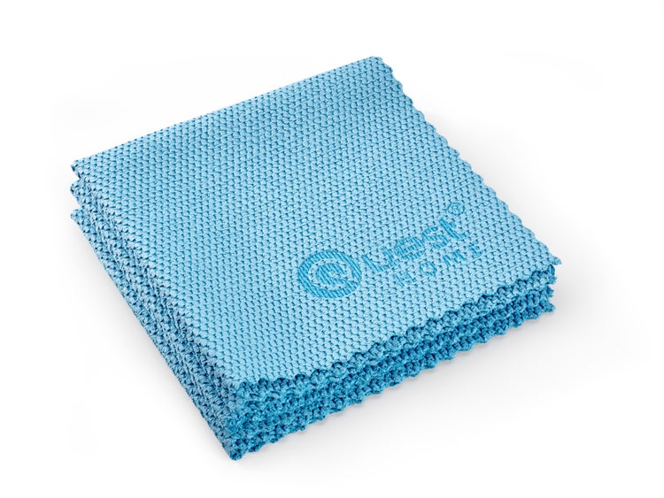 Stapel blauer Staubtücher mit Logo