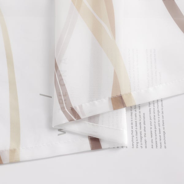 Dekorative Gardine mit Streifenmuster und Textdruck