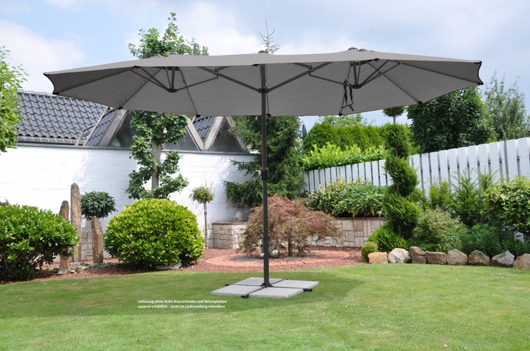 Großer Gartenschirm auf Rasen mit Pflanzen