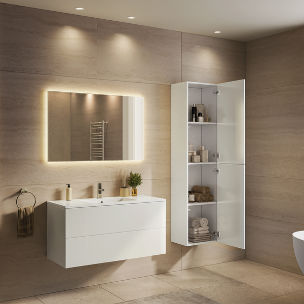 Modernes Badezimmer mit weißem Waschtischunterschrank, beleuchtetem Wandspiegel und hohem Badschrank vor beige gefliesten Wänden.