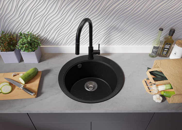 Spüle mit Armatur in einer modernen Küche mit Lebensmitteln