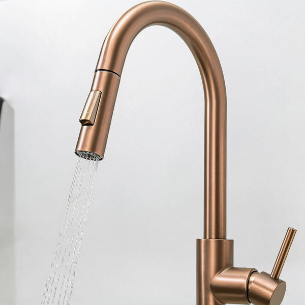 Moderne Küchenarmatur mit ausziehbarer Geschirrbrause in Metalloptik, Wasserstrahl fließt aus dem Auslauf.