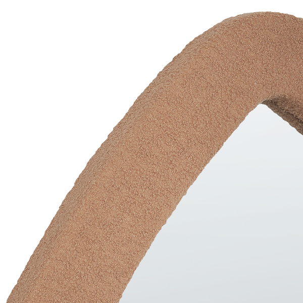 Detailansicht eines Spiegels mit Textilrahmen