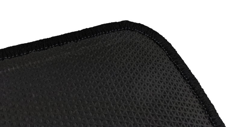 Detailaufnahme einer schwarzen Fußmatte mit rutschfester Unterseite