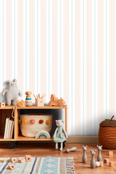 Kinderzimmer mit gestreifter Tapete, Holzregal und Spielzeug