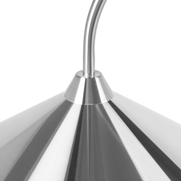 Detailansicht einer silberfarbenen Lampe mit Lampenschirm