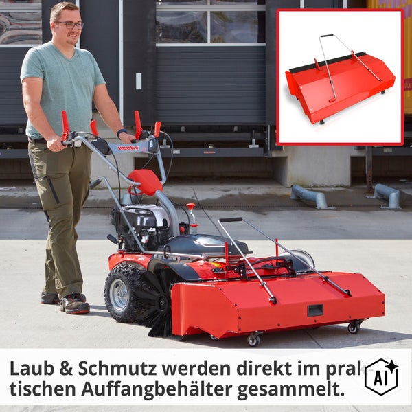 Person schiebt eine Kehrmaschine mit Auffangbehälter für Laub und Schmutz auf einem befestigten Außenbereich.