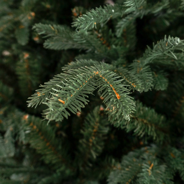 Nahaufnahme von Zweigen eines künstlichen Weihnachtsbaums
